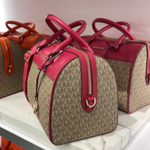 Michael Kors med Duffel Travel - Leather/Coated
35S2GTFU2B
Carmine PNK
MD DUFFLE - Picture 2 of 16